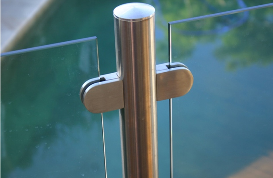 Detalj inoks ograde sa staklom