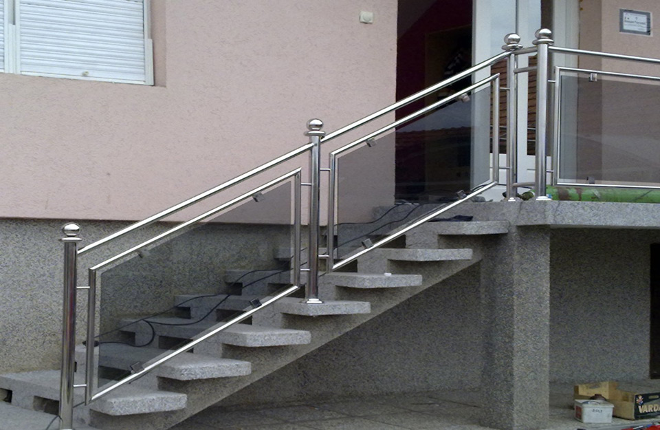 Inoks ograda stepeništa sa stakom