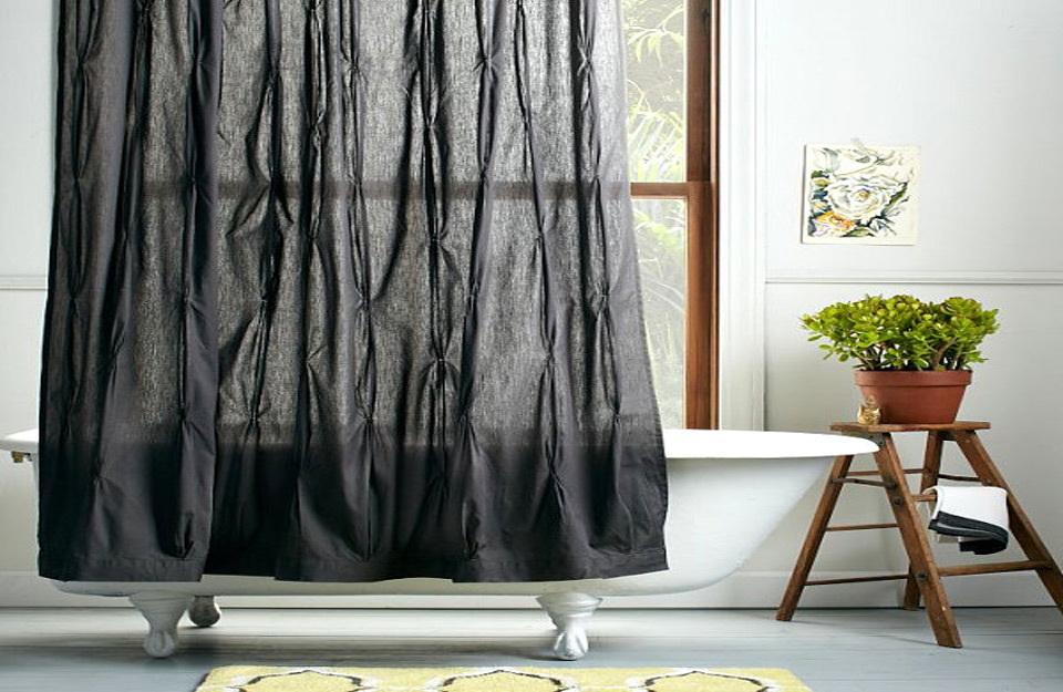Transparentna zavesa koja razbija jednoličnost kupatila
