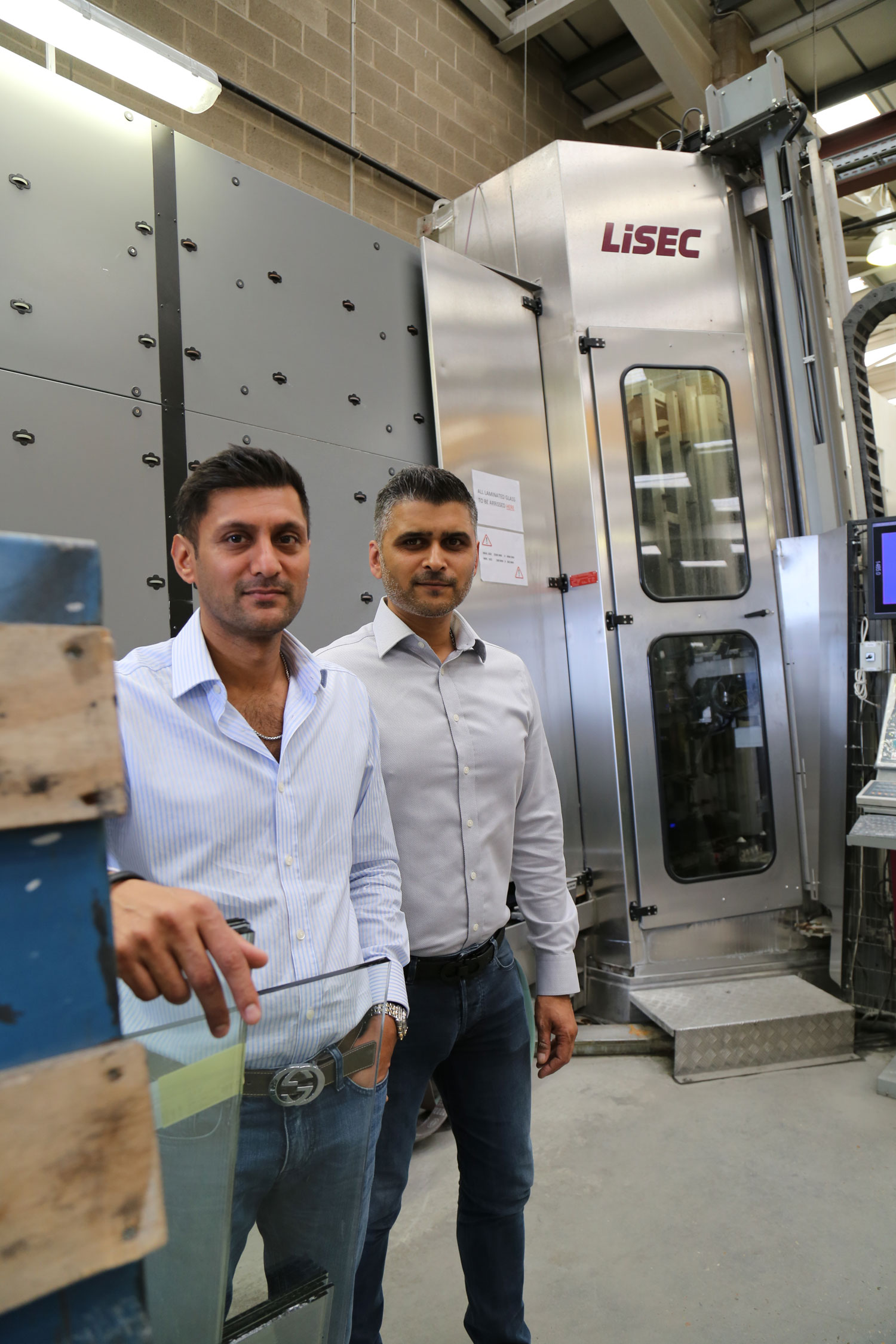 Pankaj Gorsia (levo) menadžer Crystal Units sa svojim bratom Vijay Halai (right)