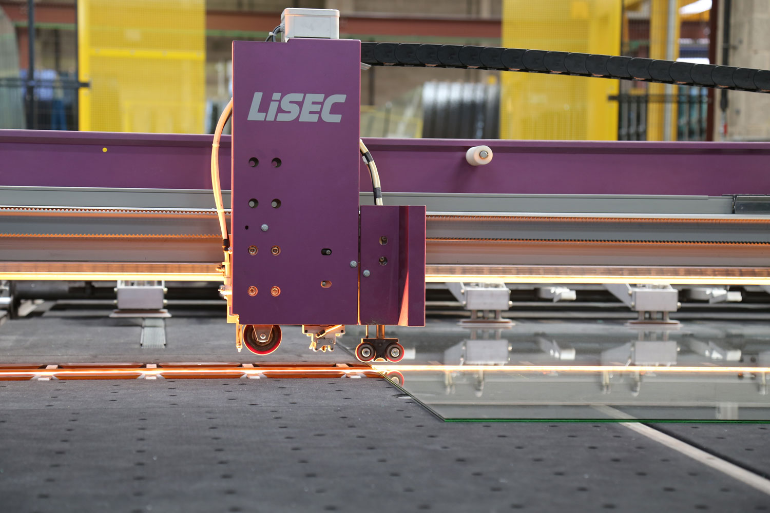 LiSEC sto za sečenje kaljenog stakla u prostorijama fabrike Crystal Units
