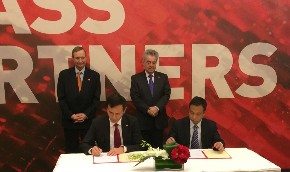 Dr. Heinz Fischer, Austrian President, and Dr. Christoph Leitl, President of Austrian Federal Economic Chamber, CEO of LiSEC Shanghai Trading Co., Ltd., Mr. Qiao Chi, and General Manager, Mr. Chu Baoquan, of Yunnan Diankai Energy Saving Science & Technology Co.,Ltd. signed a Cooperation Agreement.