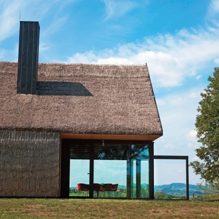 Korišćenje slame na krovu vikendice