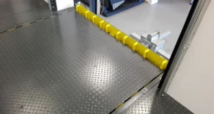 Stacionarna pretovarna rampa sa preklopnom klapnom i zaštitom protiv ispadanja