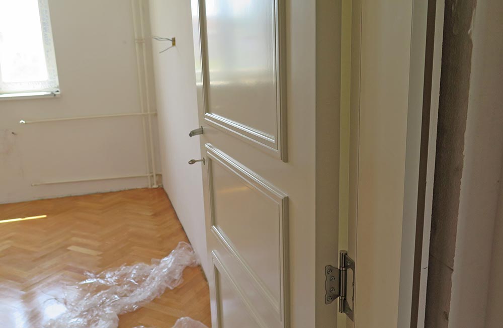 Cena vrata na slikama od bojenog MDF-a iznosila je 295 evra
