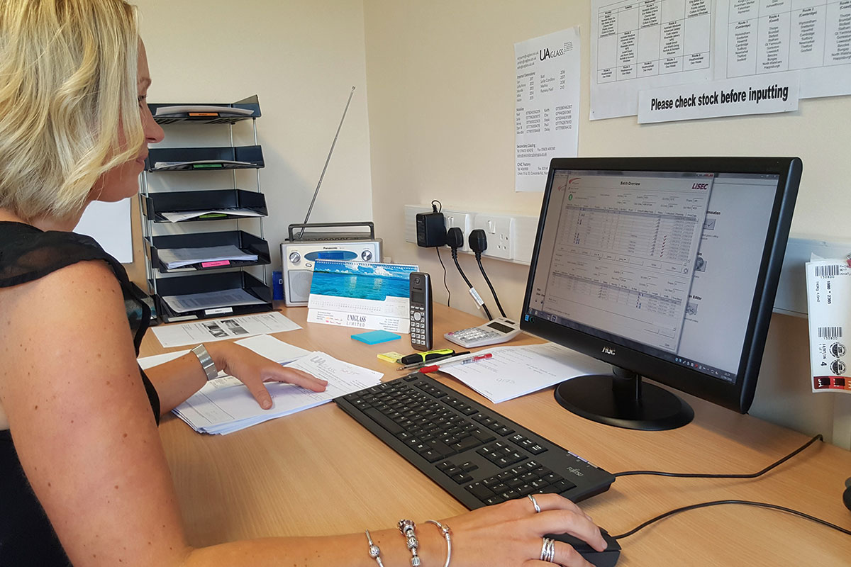 Leila Tomlinson, office Manager kompanije UA Glass