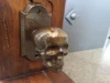 Izgled bronzane brave sa lobanjom na sobnim vratima