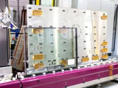Automatski kran za ulaganje i rotiranje sveže spojenih IZO jedinica sa termoplastičnim distancerima