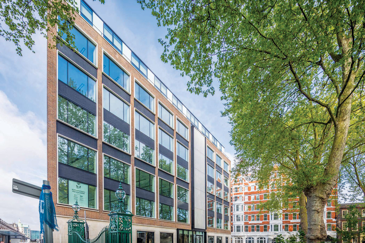 Revitalizacija "25 CHARTERHOUSE SQ" poslovnog objekta u Londonu sa staklom kompanije PRESS GLASS