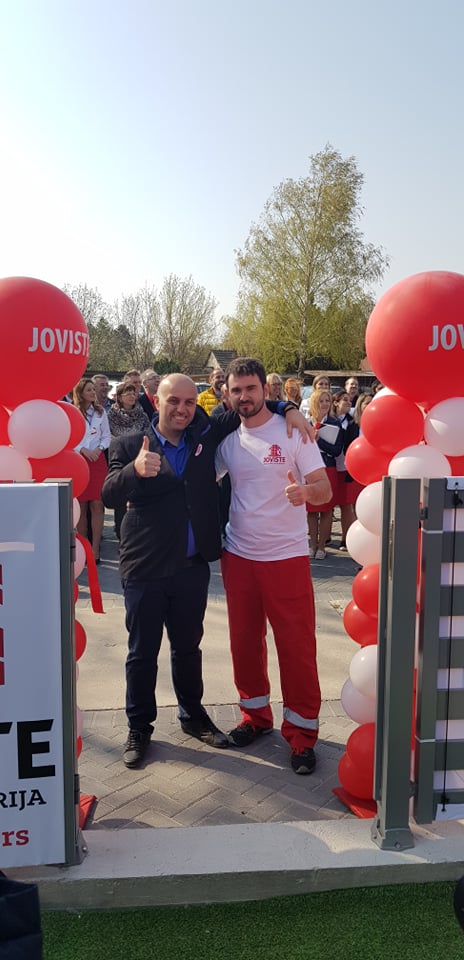 Vlasnik kompanije Siniša Mišanović sa jednim od članova svog tima