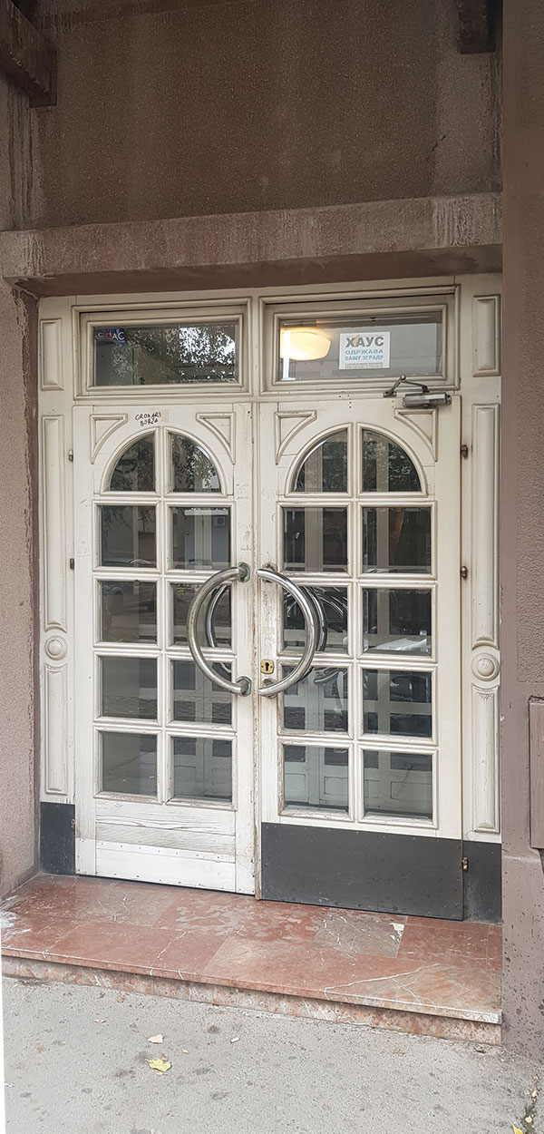 Ulazna vrata na stambenoj zgradi