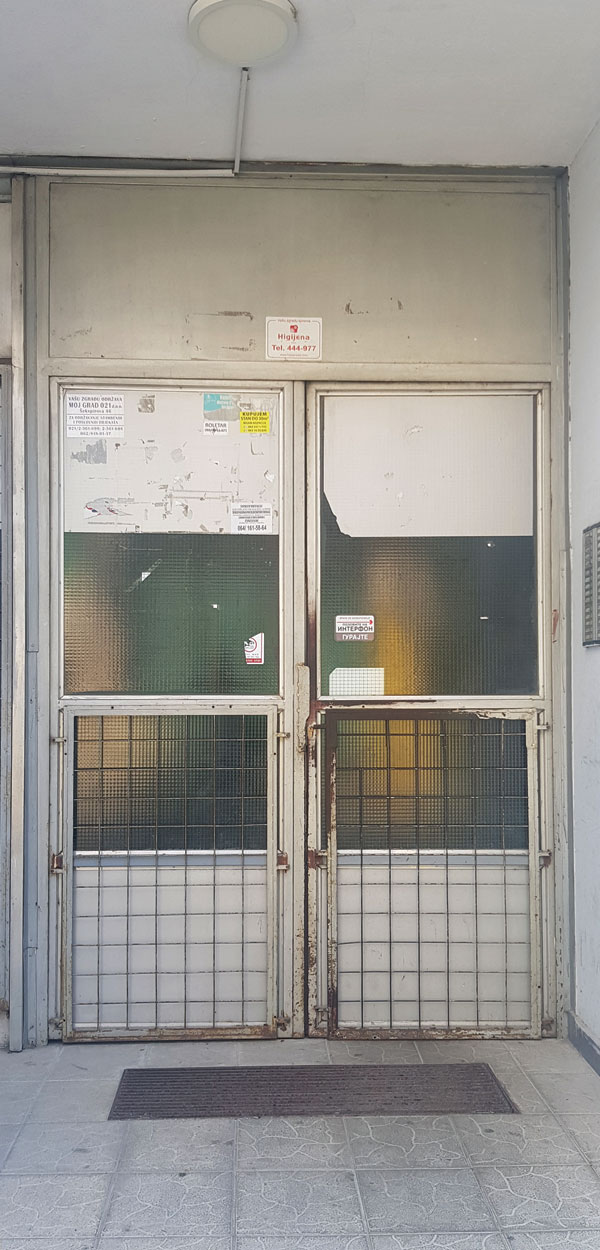 Stara ulazna vrata na stambenoj zgradi