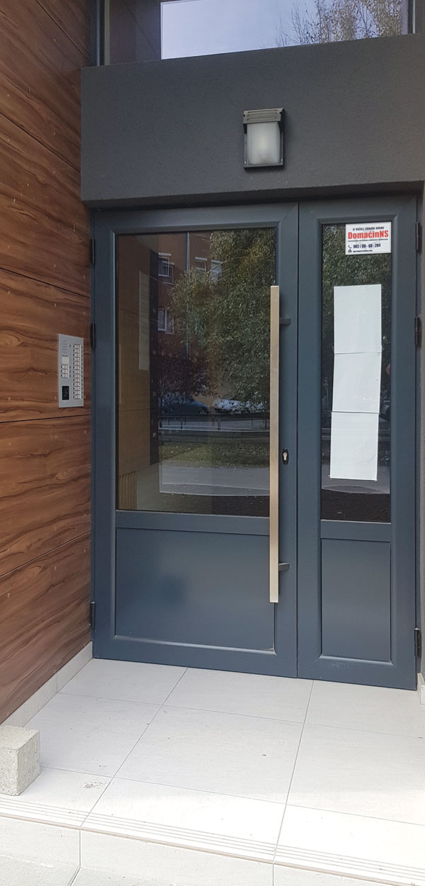 Aluminijumska lazna vrata na stambenoj zgradi