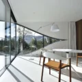 Moderna arhitektura prozora velikih dimenzija i nepravilnih oblika