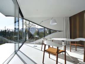 Moderna arhitektura prozora velikih dimenzija i nepravilnih oblika