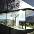 Moderna arhitektura prozora velikih dimenzija i nepravilnih oblika