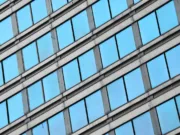 Moderna zgrada sa plavim staklima na prozorima
