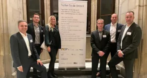 U iščekivanju uzbudljive ceremonije dodele nagrada: GEALAN tim predvođen izvršnim direktorom Tinom Albertom (levo) i šefom odeljenja Norbertom Grunerom (desno) u Gradskoj kući u Ahenu