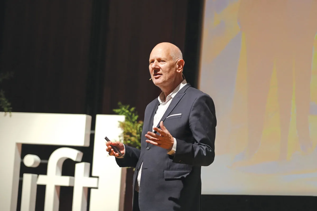 Matthias Horx (Zukunftsinstitut) inspiriše učesnike svojim predavanjem „Svet posle 2030 – pogled na život, život i rad zasnovan na aktuelnim budućim  istraživanjima“ (foto: ift Rosenheim)