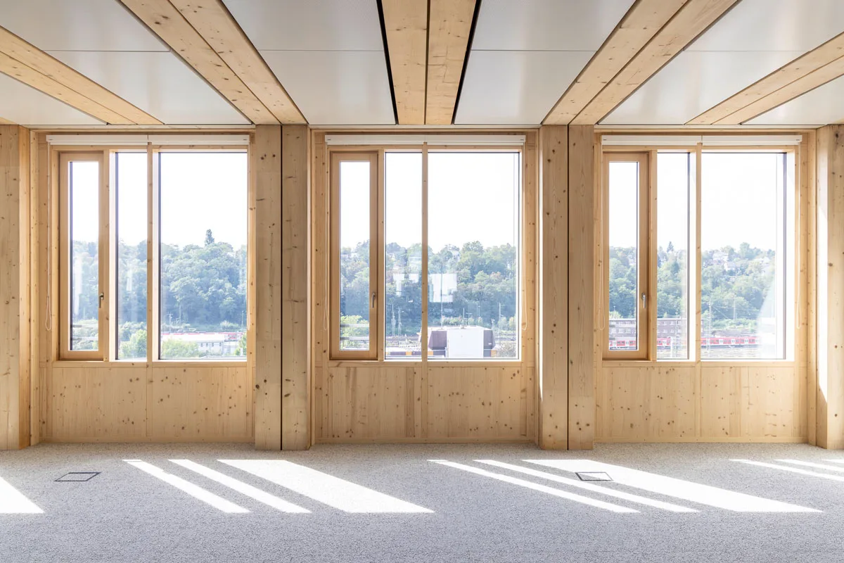 Šestospratna poslovna zgrada Platinum je prva poslovna zgrada sa hibridnim drvetom u Visbadenu. Energetska efikasnost u ivici zastakljivanja postiže se korišćenjem Swisspacer odstojnika