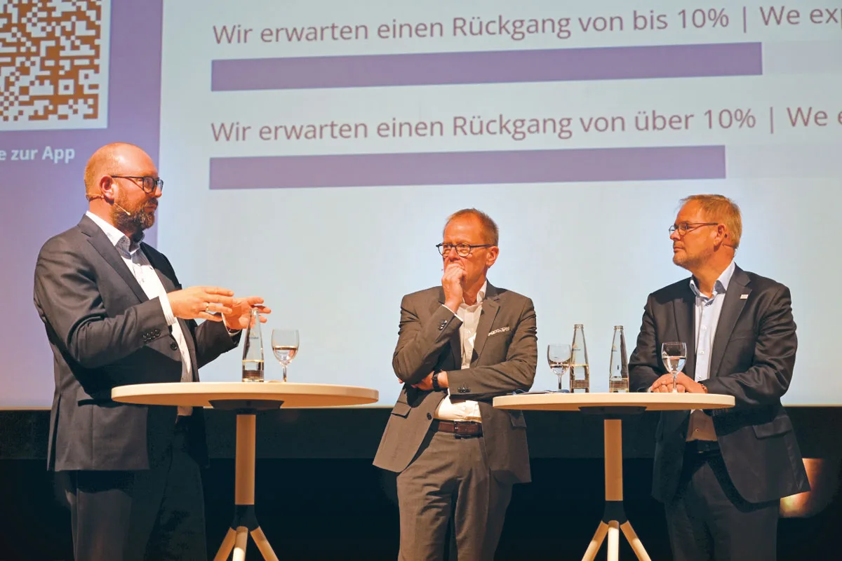 Thomas Drinkuth (Predstavnik Transparent Building Envelope, RTG) i Jochen Gronegras (Federal Flat Glass Association, BF) izveštavaju o najnovijim političkim planovima i zakonodavnim inicijativama u Berlinu (s leva na desno) (foto: ift Rosenheim)