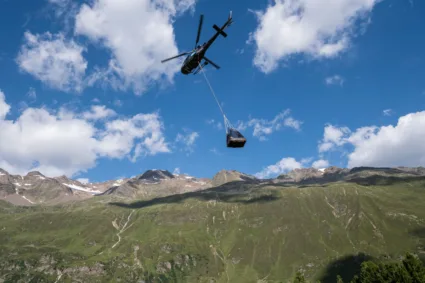 Swisspacer Air može smanjiti oštećenja izolacionih staklenih jedinica uzrokovana prekomernim pritiskom ili nedovoljnim pritiskom u prostoru između stakala tokom transporta sa visinskim razlikama. Na primer, to se dešava tokom renoviranja planinske kuće Fidelita u Alpima Ötztal