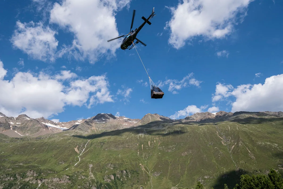 Swisspacer Air može smanjiti oštećenja izolacionih staklenih jedinica uzrokovana prekomernim pritiskom ili nedovoljnim pritiskom u prostoru između stakala tokom transporta sa visinskim razlikama. Na primer, to se dešava tokom renoviranja planinske kuće Fidelita u Alpima Ötztal