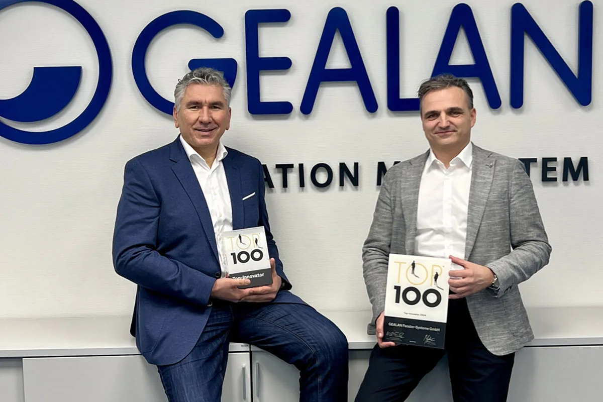 Dvojica direktora GEALAN-a Ivica Maurović (levo) i Tino Albert s nagradom TOP 100 i pripadajućim sertifikatom