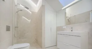 enterijer kupatila u beloj boji