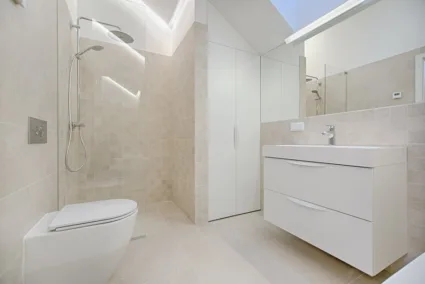 enterijer kupatila u beloj boji