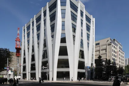 Noseća konstrukcija zgrade Ikeuchi Gate sastoji se od jednog od armirano-betonskih stubova u obliku lista. Oni pružaju spratovima otpornu na zemljotrese i omogućavaju fleksibilan dizajn enterijera