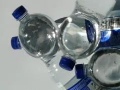 zatvorene plastične flaše sa vodom