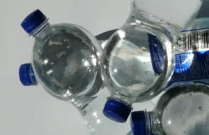 zatvorene plastične flaše sa vodom