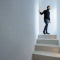 Čovek stoji na vrhu stepenica