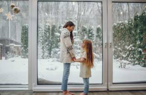 Kako i zašto se odlučujemo kojeg proizvođača stolarije izabrati? Devojčice pored prozora velike površine / foto: freepik.com