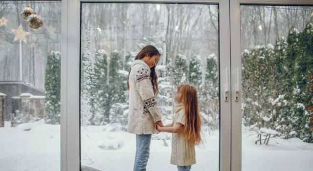 Kako i zašto se odlučujemo kojeg proizvođača stolarije izabrati? Devojčice pored prozora velike površine / foto: freepik.com