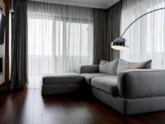 Moderne zavese u uređenju enterijera dnevne sobe / foto: freepik.com