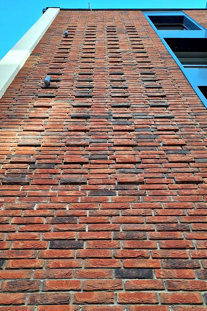 Crvena opeka na Stambenoj zgradi u ul. Kralja Bodina br. 12 / foto: AVL