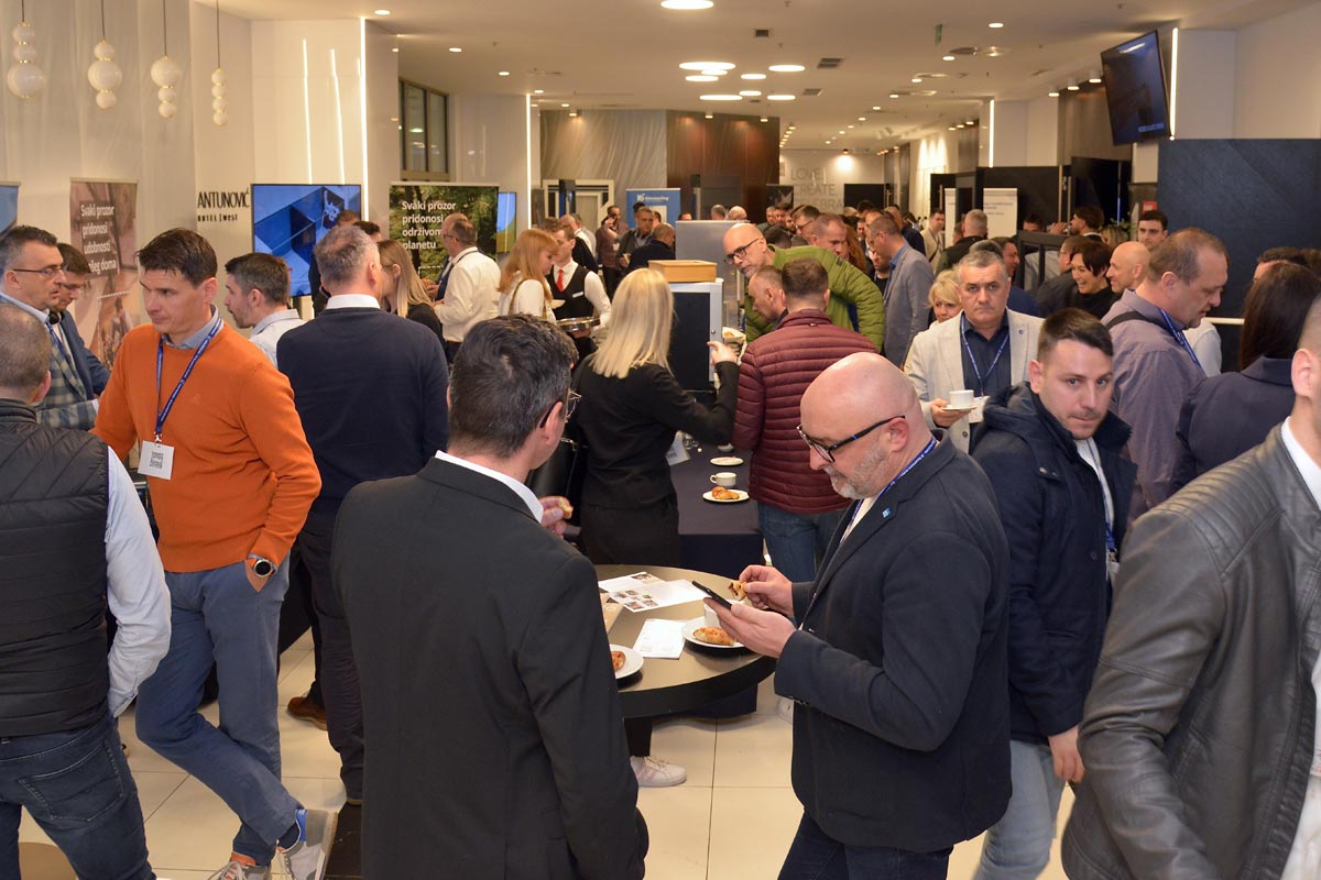 Posetioci u izložbenom delu na 12. međunarodnoj konferenciji DAN PROZORA 2025/ foto: ift Hrvatska d.o.o.