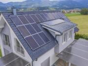 Solarni paneli na kući / foto: freepik.com