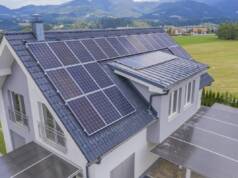Solarni paneli na kući / foto: freepik.com