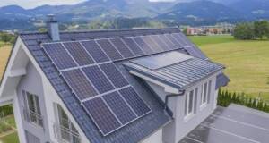 Solarni paneli na kući / foto: freepik.com