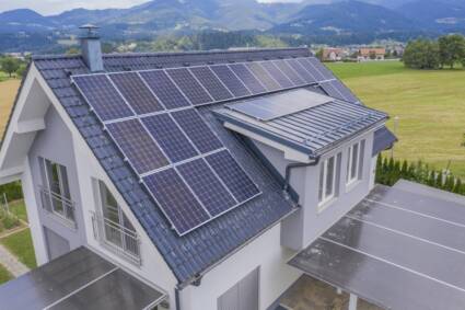 Solarni paneli na kući / foto: freepik.com