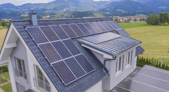 Solarni paneli na kući / foto: freepik.com