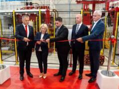 Presecanje vrpce na otvaranju fabrike / foto: FEAL