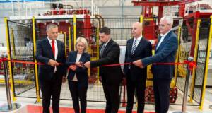Presecanje vrpce na otvaranju fabrike / foto: FEAL