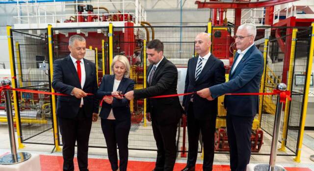 Presecanje vrpce na otvaranju fabrike / foto: FEAL