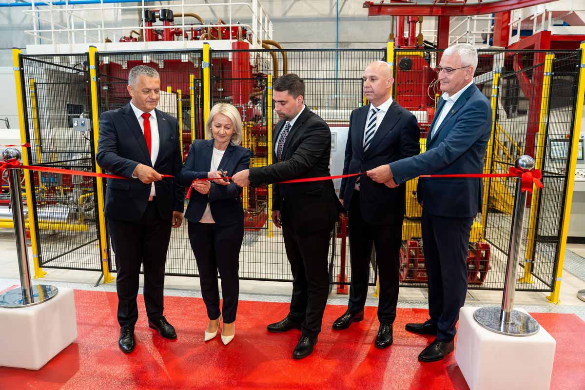 Presecanje vrpce na otvaranju fabrike / foto: FEAL