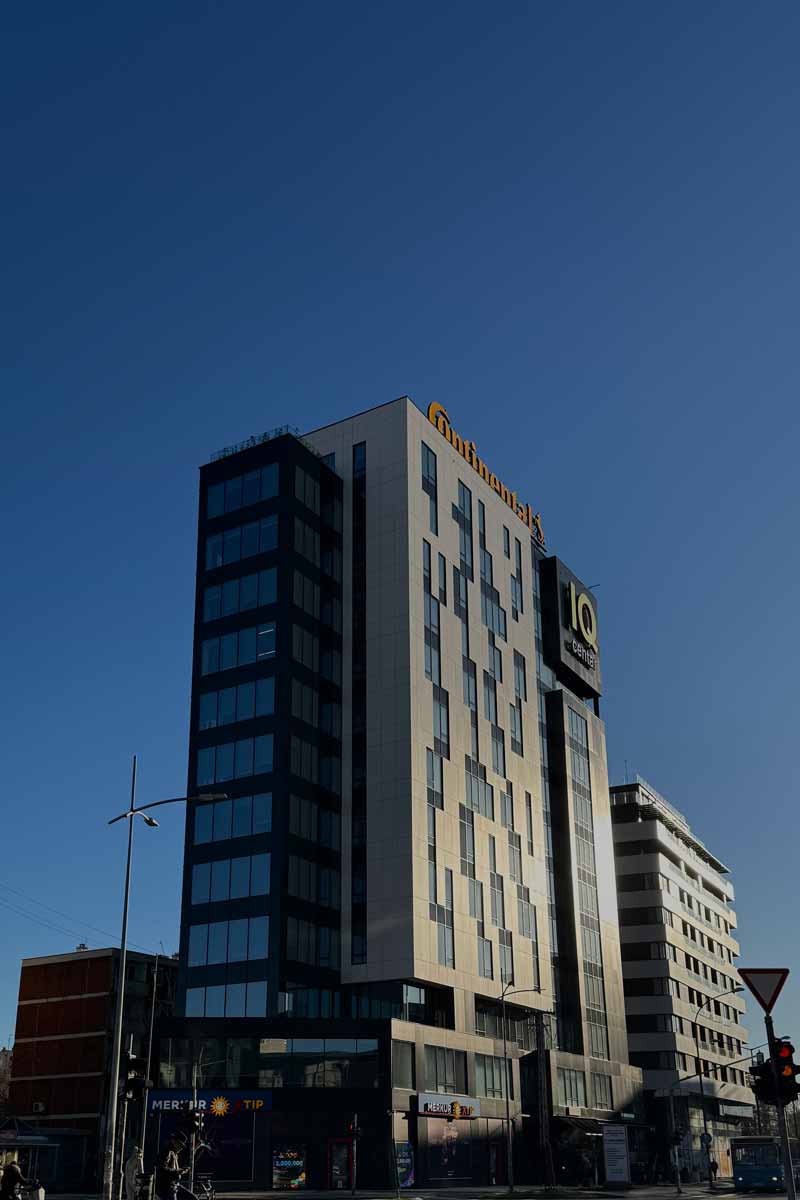 SN Trade staklo na zgradi IQ centra / foto: SN Trade