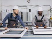 Radnici u industrijskom pogonu za prozore
